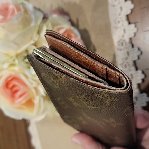 Authentic Louis Vuitton kisslock wallet - Picture 3 of 9